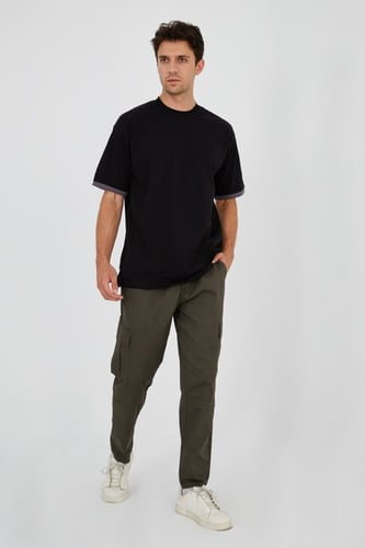 تيشيرت أسود بقصة واسعة مزين بحواف سوداء