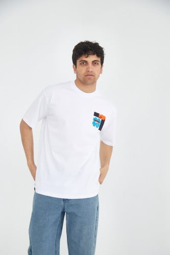 تيشيرت بتطريز علامة # أبيض