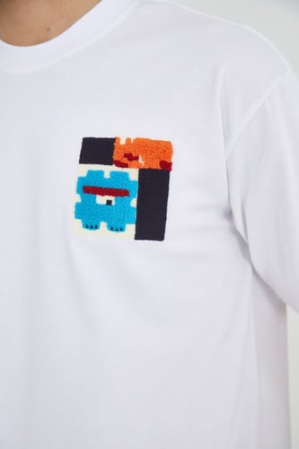 تيشيرت بتطريز علامة # أبيض