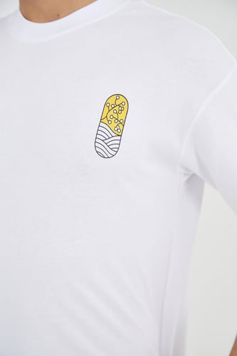 تيشيرت اوفر سايز أبيض بطباعه جرافيتي من الخلف