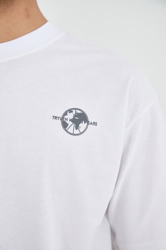 تيشيرت TRYUTH NEVER FEARS أبيض