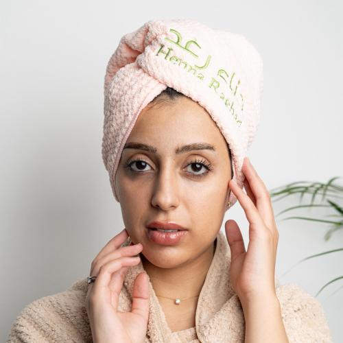 منشفة شعر ناعمة و امتصاص عالي مطرزه بشعار حناء رغد