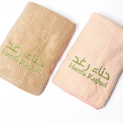 منشفة شعر ناعمة و امتصاص عالي مطرزه بشعار حناء رغد