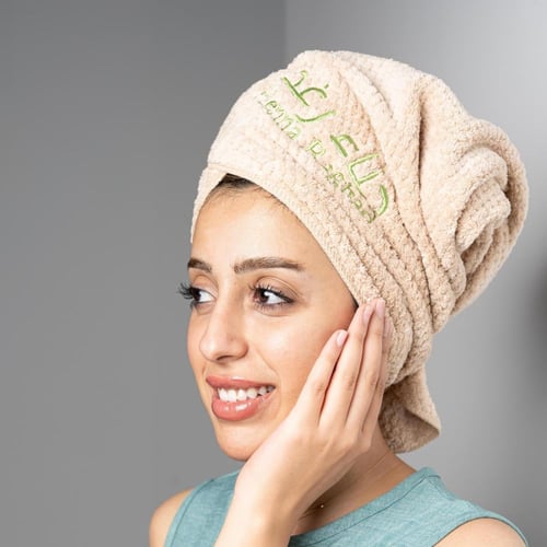 منشفة شعر ناعمة و امتصاص عالي مطرزه بشعار حناء رغد