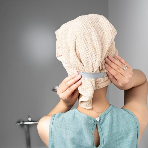 منشفة شعر ناعمة و امتصاص عالي مطرزه بشعار حناء رغد