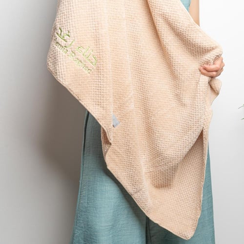 منشفة شعر ناعمة و امتصاص عالي مطرزه بشعار حناء رغد