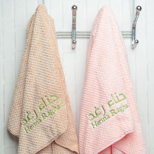 منشفة شعر ناعمة و امتصاص عالي مطرزه بشعار حناء رغد