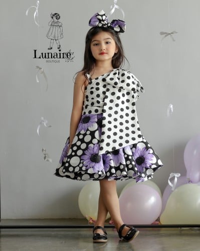 فستان مميز باللون الأسود والأبيض مع ورود اللاڤندر...