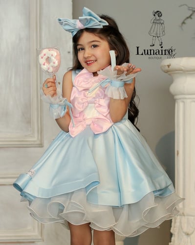 فستان الفيونكات مع اكسسوار الشعر واليد