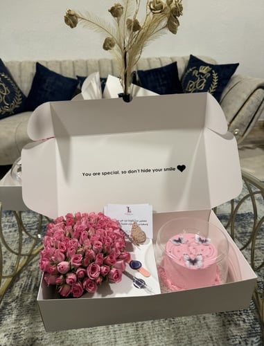 بوكس الكيك مع الورد