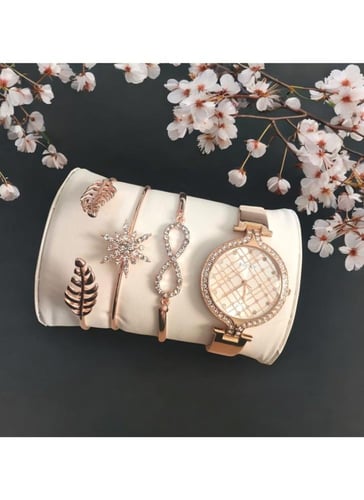 طقم نسائي ماركة روكي يتكون من ساعة ومجموعة من الاس...