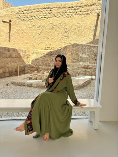عباية كلوش كريب أوليف مزخرفة بالورود