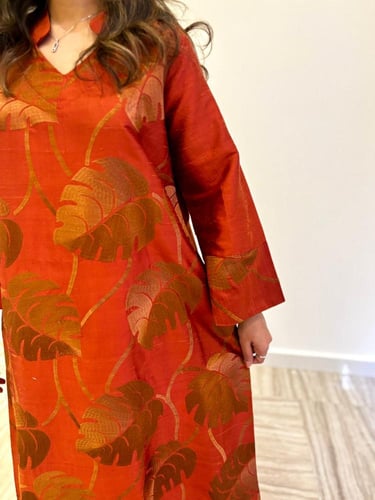 جلابية كلوش حمراء منقوشة بأكمام طويلة