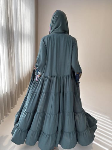 عباية قصة رفلز مع أكمام مشجرة وترتر على الأكمام