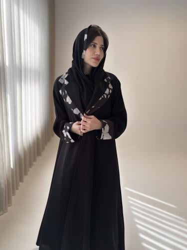 عباية بليزر كلوش كريب مزخرف بنقشة بيضاء