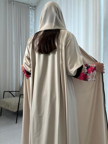 عباية كلوش بيج بتطريز زهري ملون على الأكمام