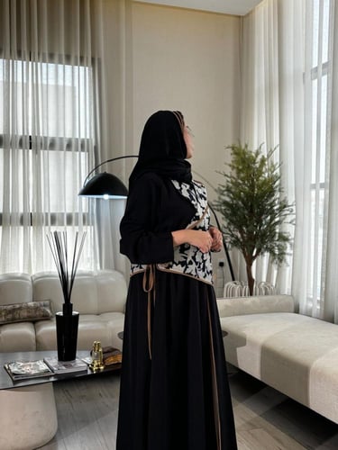 عباية قصة كلوش أسود كريب مع ورد أبيض أنيق