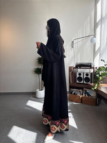 عباية سوداء كلوش كريب مع نقش أسفل العباية