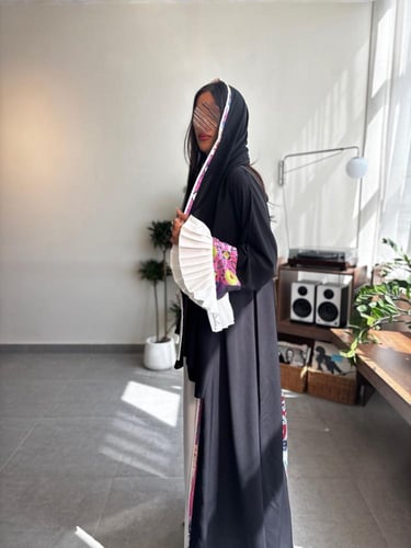 عباية كريب كلوش سوداء بتطريز على الظهر والأكمام