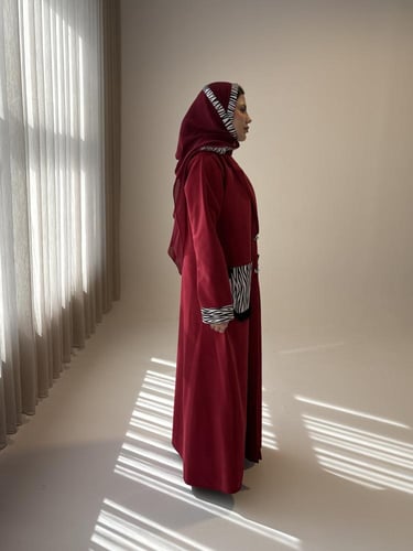 عباية بليزر جوخ بتفاصيل جلد زيبرا ودانتيل