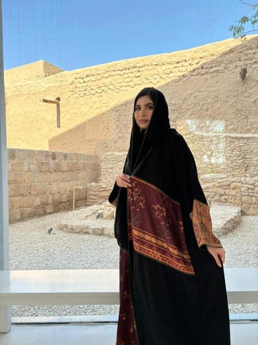 عباية كلوش كريب بأكمام مزينة بزخارف ونقوش شرقية