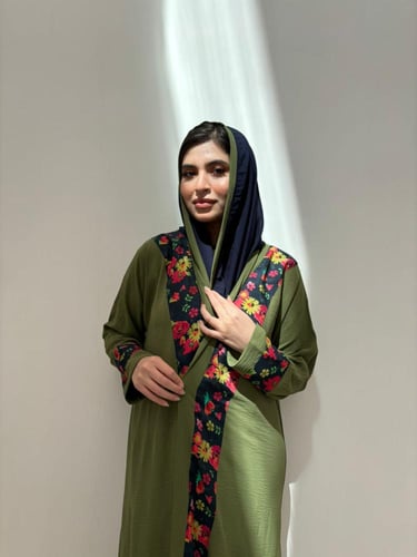 عباية كلوش كريب أوليف مزخرفة بالورود