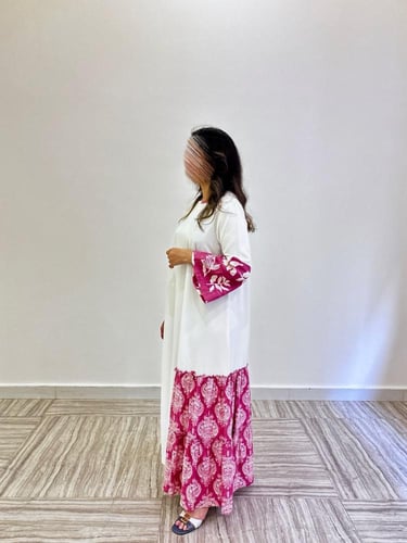 جلابية قصة كلوش مع طبقات جانبية من الرفلز