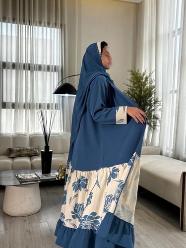 عباية كلوش كريب باللون الأزرق مع طبقة رفلز من النن