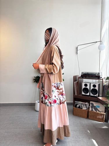 عباية رفلز لنن باللون البيج مع الكشميري