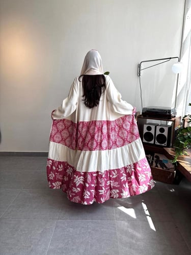 عباية بيضاء قصة رفلز بألوان مشجرة