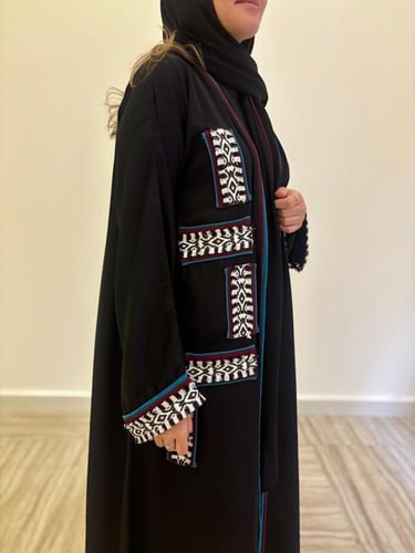 عباية كلوش سوداء كريب بتطريز هندسي