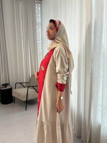 عباية كلوش كريب مع تفاصيل حمراء ونقوش زهرية