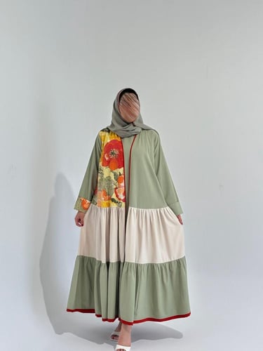 عباية قصة رفلز نوع القماش كريب مع قطعه مشجرة بترتر