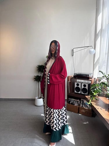 عباية لون عنابي قصة رفلز ناعمة وفاخرة