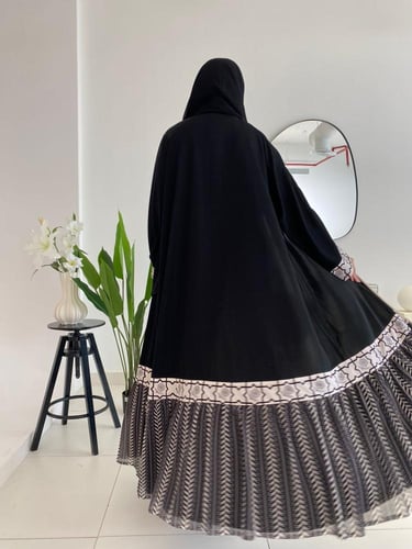 عباية قصة كلوش نوع القماش كريب