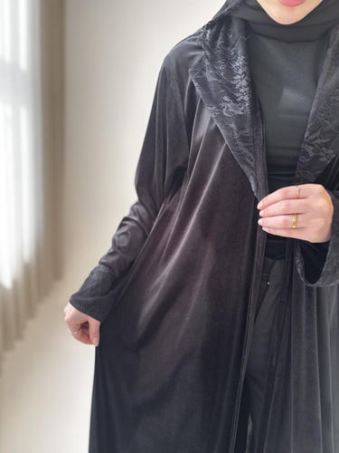 عباية كلوش مخمل اسود بـ أطراف دانتيل