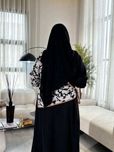 عباية قصة كلوش أسود كريب مع ورد أبيض أنيق
