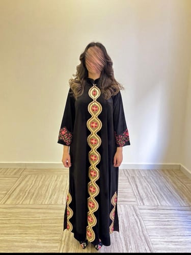 جلابية مخمل أسود كلوش بتطريز على الأكمام