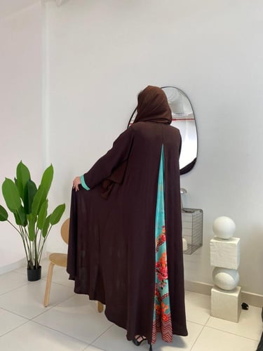 عباية كلوش كريب قصة ظهر مشجرة وأكمام بأطراف ملونة