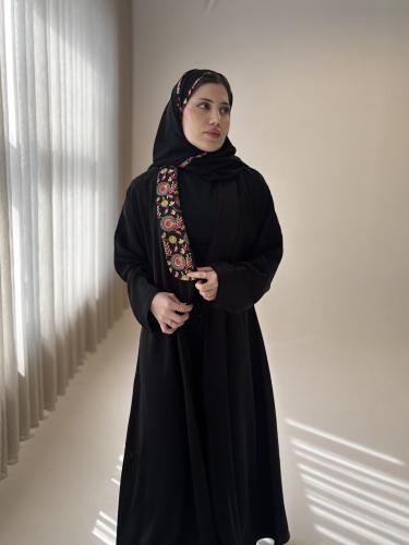 عباية كلوش كريب بتطريز راق على الياقة