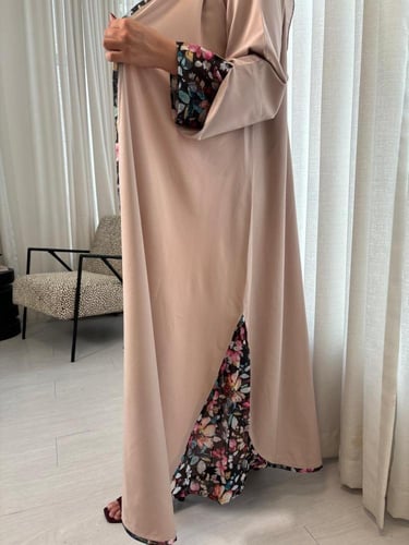 عباية كلوش كريب بيج مزدوجة بطبعة زهرية