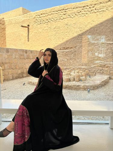 عباية قصة كلوش نوع القماش كريب