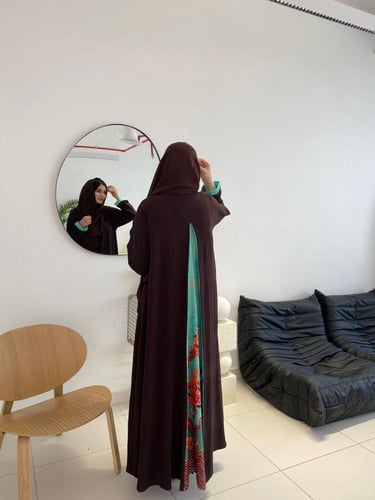 عباية كلوش كريب قصة ظهر مشجرة وأكمام بأطراف ملونة