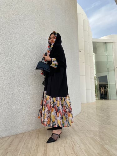 نوع القماش كريب القصة نص بشت وممكن تغير الون القصة...