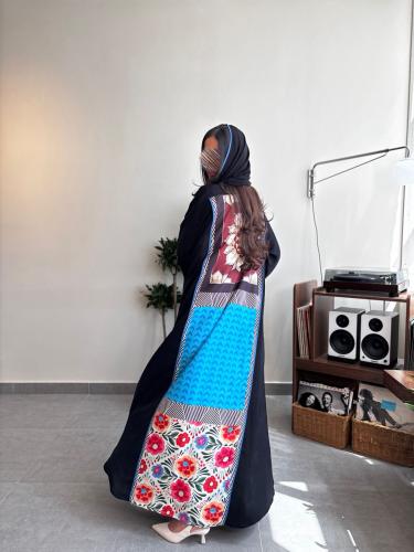 عباية سوداء كلوش كريب مع نقش على الظهر