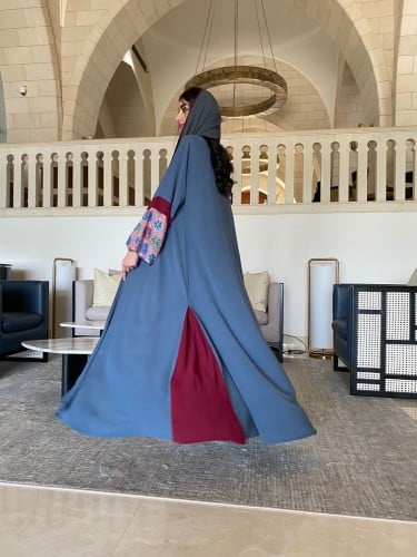 عباية كريب كلوش بنقشة على الجنب والأكمام