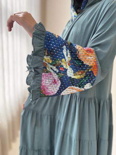 عباية قصة رفلز مع أكمام مشجرة وترتر على الأكمام