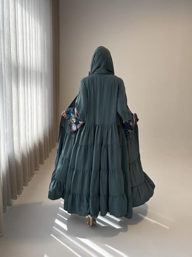 عباية قصة رفلز مع أكمام مشجرة وترتر على الأكمام