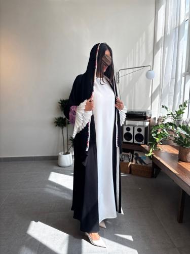 عباية كريب كلوش سوداء بتطريز على الظهر والأكمام