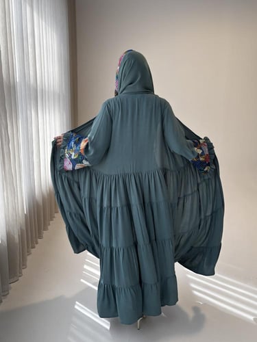 عباية قصة رفلز مع أكمام مشجرة وترتر على الأكمام